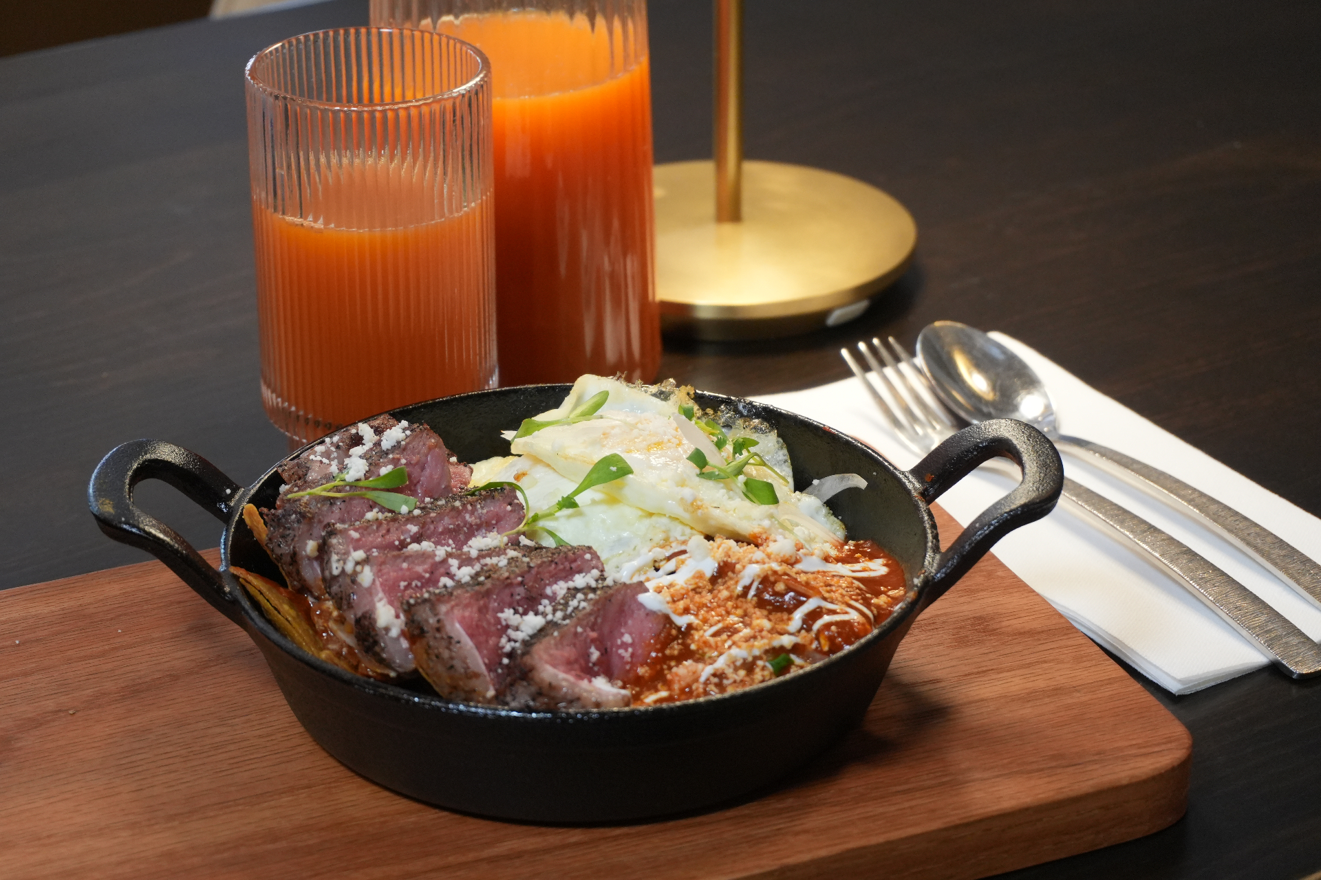 Chilaquiles, arrachera y brasa al despertar.