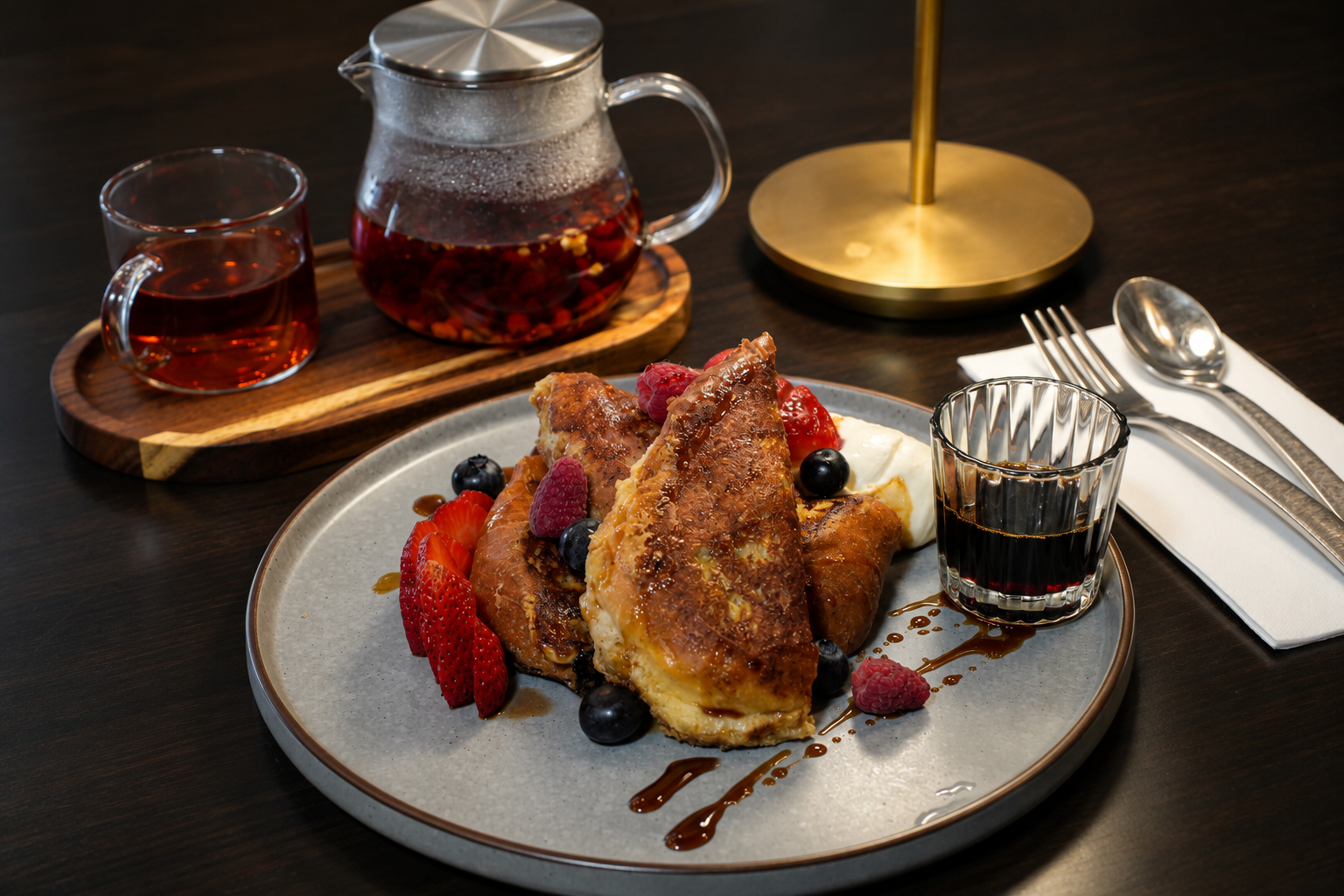 Pan torrejas, berries y café de olla.